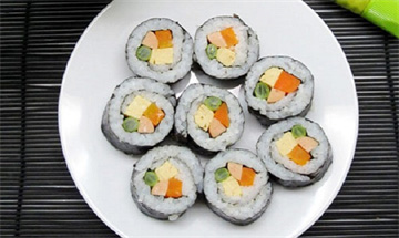 Cách làm cơm cuộn sushi đơn giản mà tuyệt ngon