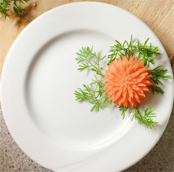 Tỉa hoa từ cà rốt trang trí đĩa ăn