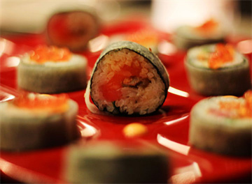 Làm sushi cá hồi xông khói ngon như nhà hàng Nhật