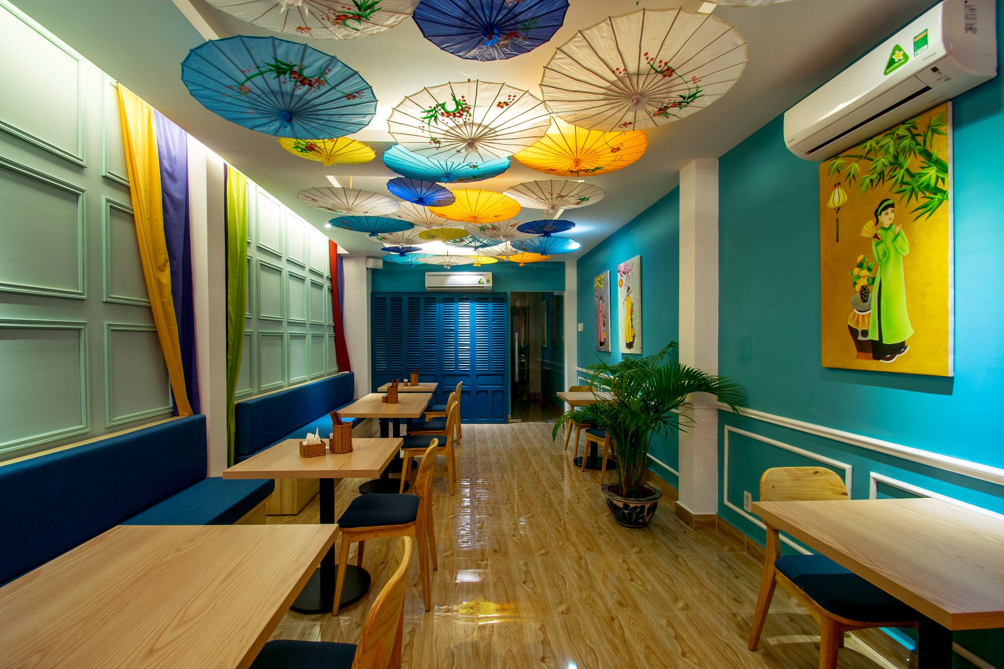 không gian bên trong đèn lồng quán