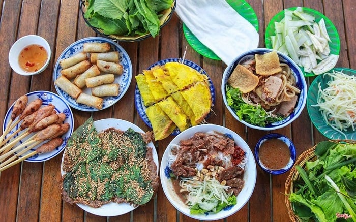 Bánh xèo, nem lụi không thể bỏ qua khi ăn trưa Đà Nẵng (Nguồn: Foody)