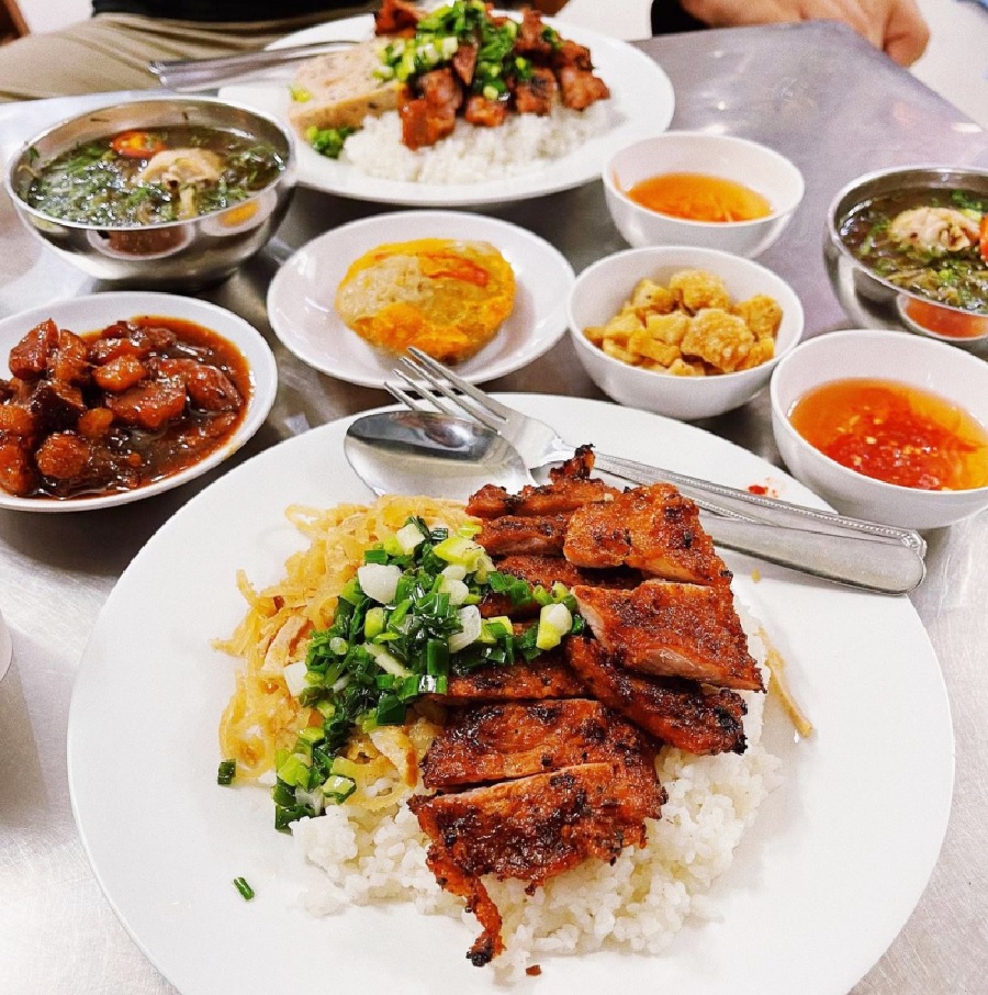 Cơm Tấm Sườn Nướng Coca House là một quán cơm nổi tiếng với chất lượng tuyệt vời tại quận Đống Đa