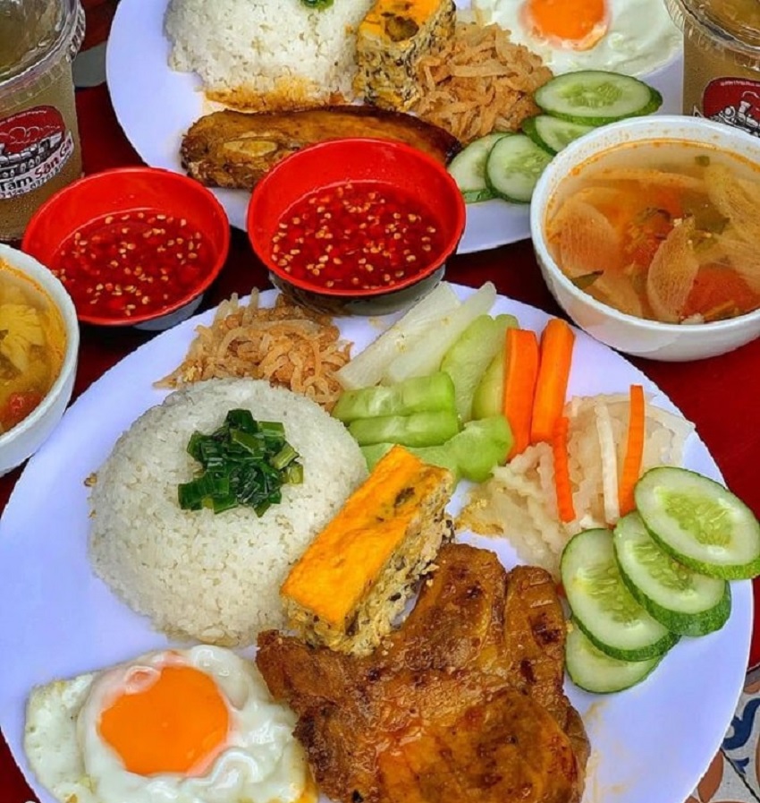 Đĩa cơm tấm hấp dẫn với sườn nướng, chả trứng và rau củ tươi ngon tại Cơm tấm 62 đường Tàu