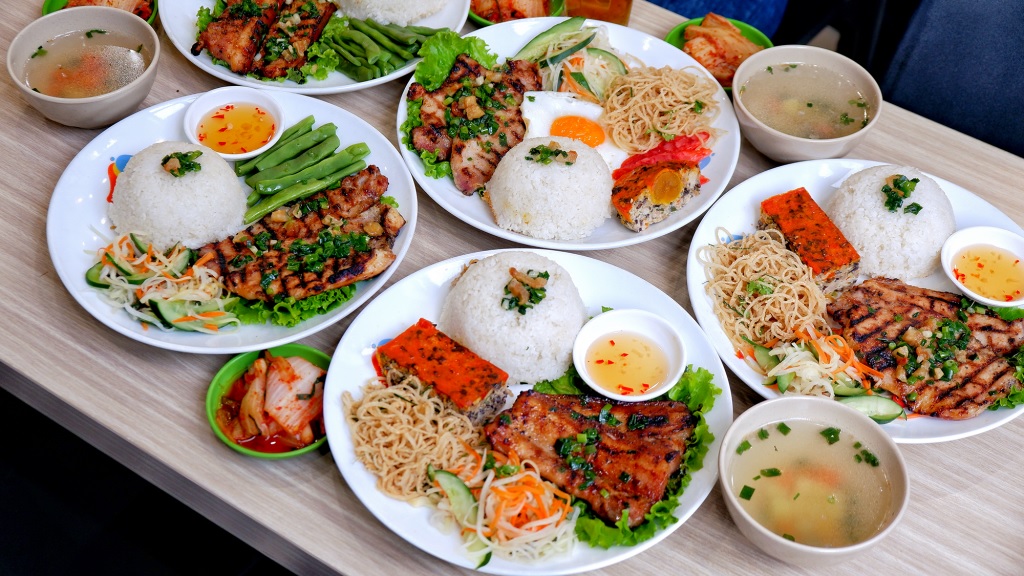 Những đĩa cơm thơm ngon và tràn đầy màu sắc tại quán cơm tấm Hà Nội Tường Hân