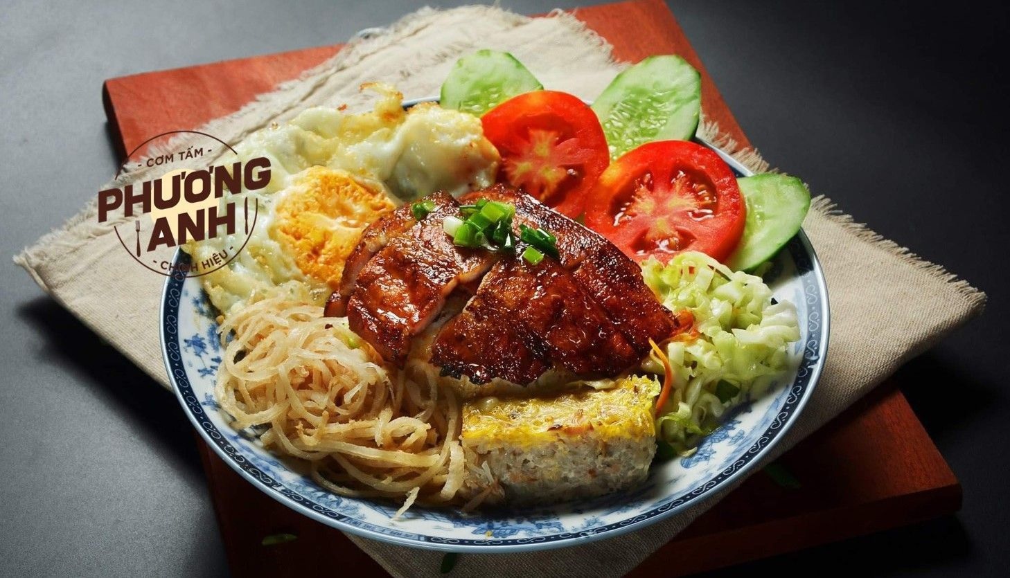 Đĩa cơm tấm thơm ngon và đẹp mắt mang đậm hương vị Sài Gòn xưa tại quán Phương Anh