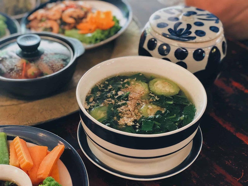 Trở về ký ức và hoài niệm với những bữa cơm ngon gia đình thuần Việt, trong không gian đẹp và lãng mạn tại Cơm Nhà Linh