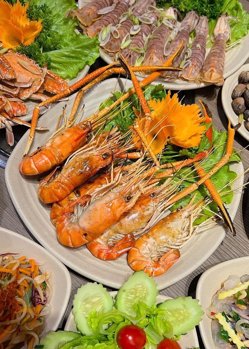 Buffet hải sản Hạ Long Tiến Thịnh với đa dạng các loại hải sản tươi ngon