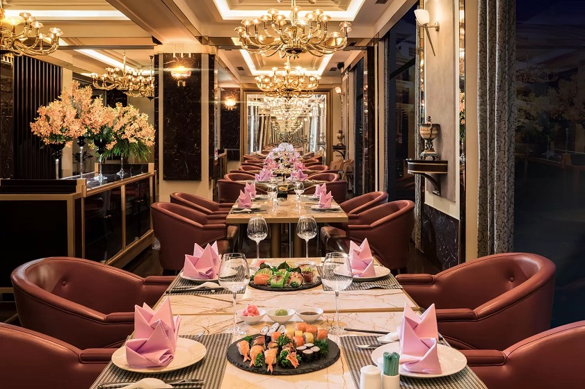 Nhà hàng Akoya với không gian sang trọng, món ăn ngon là địa điểm thưởng thức hải sản Hạ Long lý tưởng 