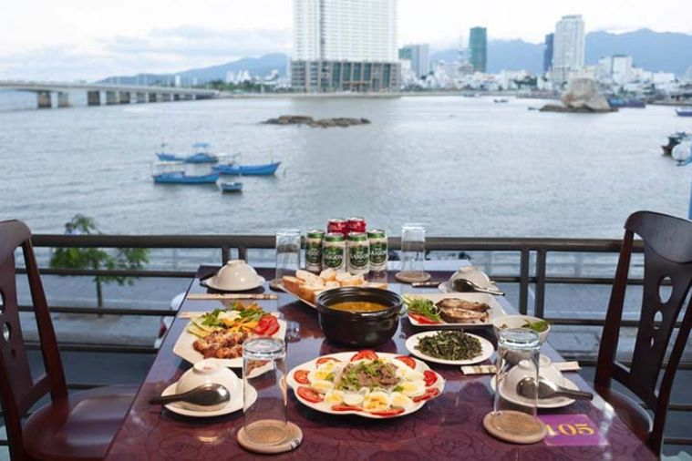 cánh buồm seafood sở hữu view biển lãng mạn