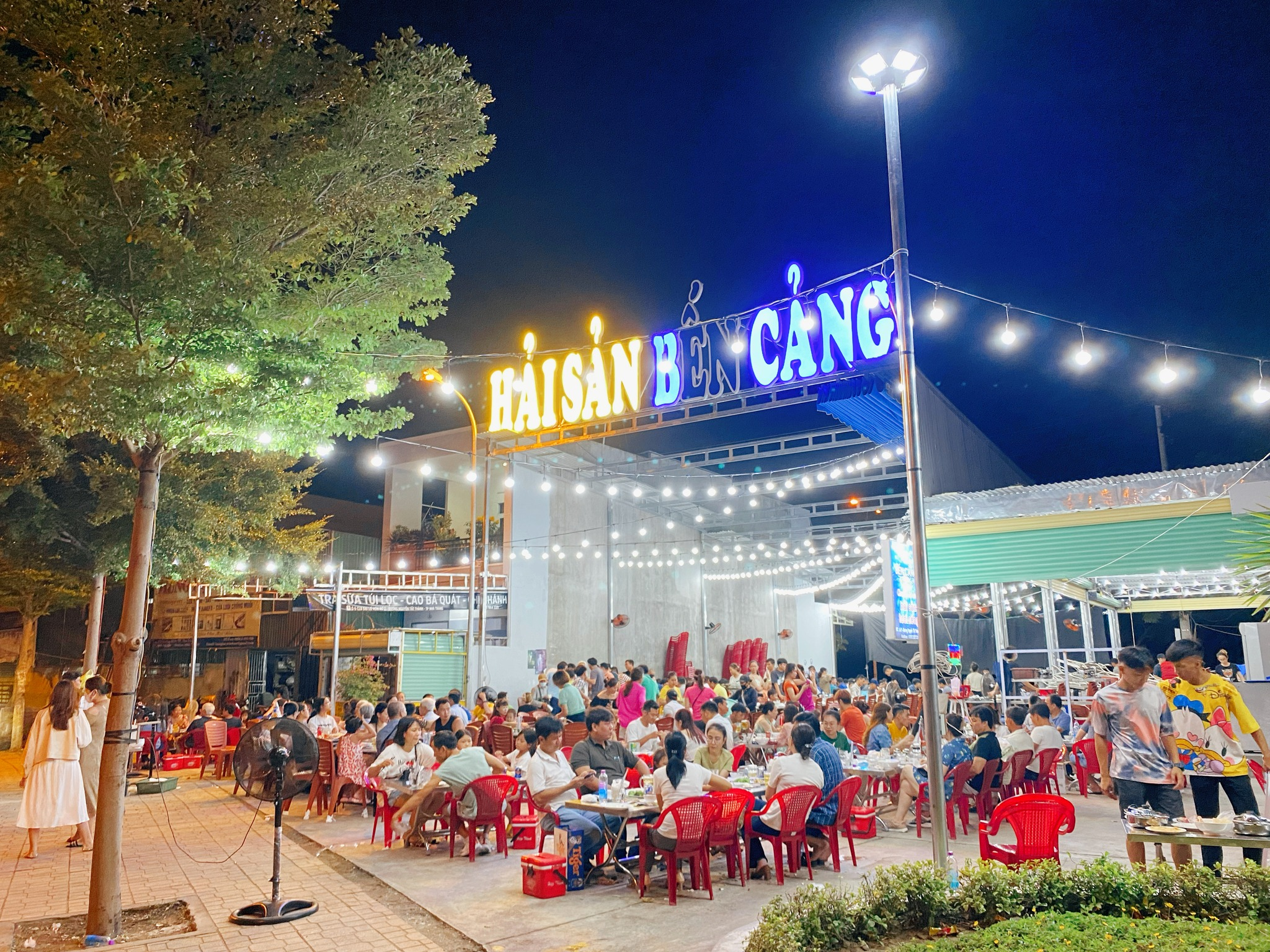 không gian mở thoáng mát nhà hàng bến cảng nha trang