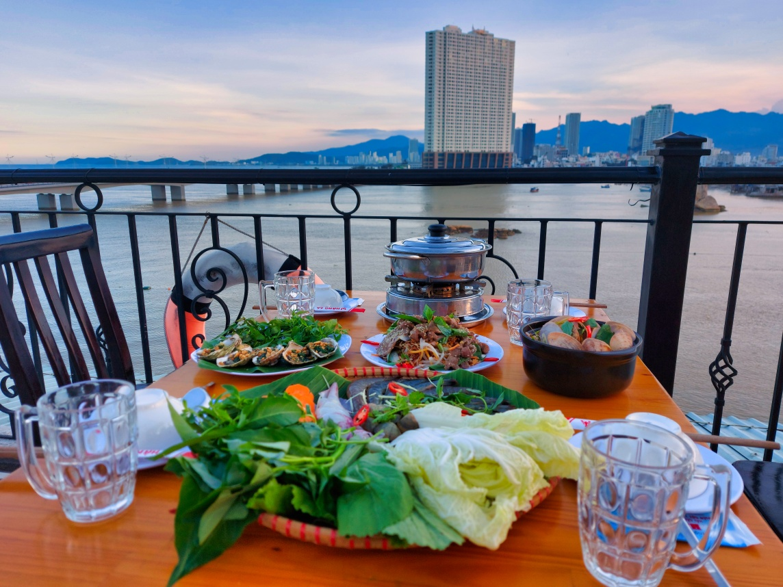 nhà hàng hải sản nha trang bình dân view biển cực thơ mộng