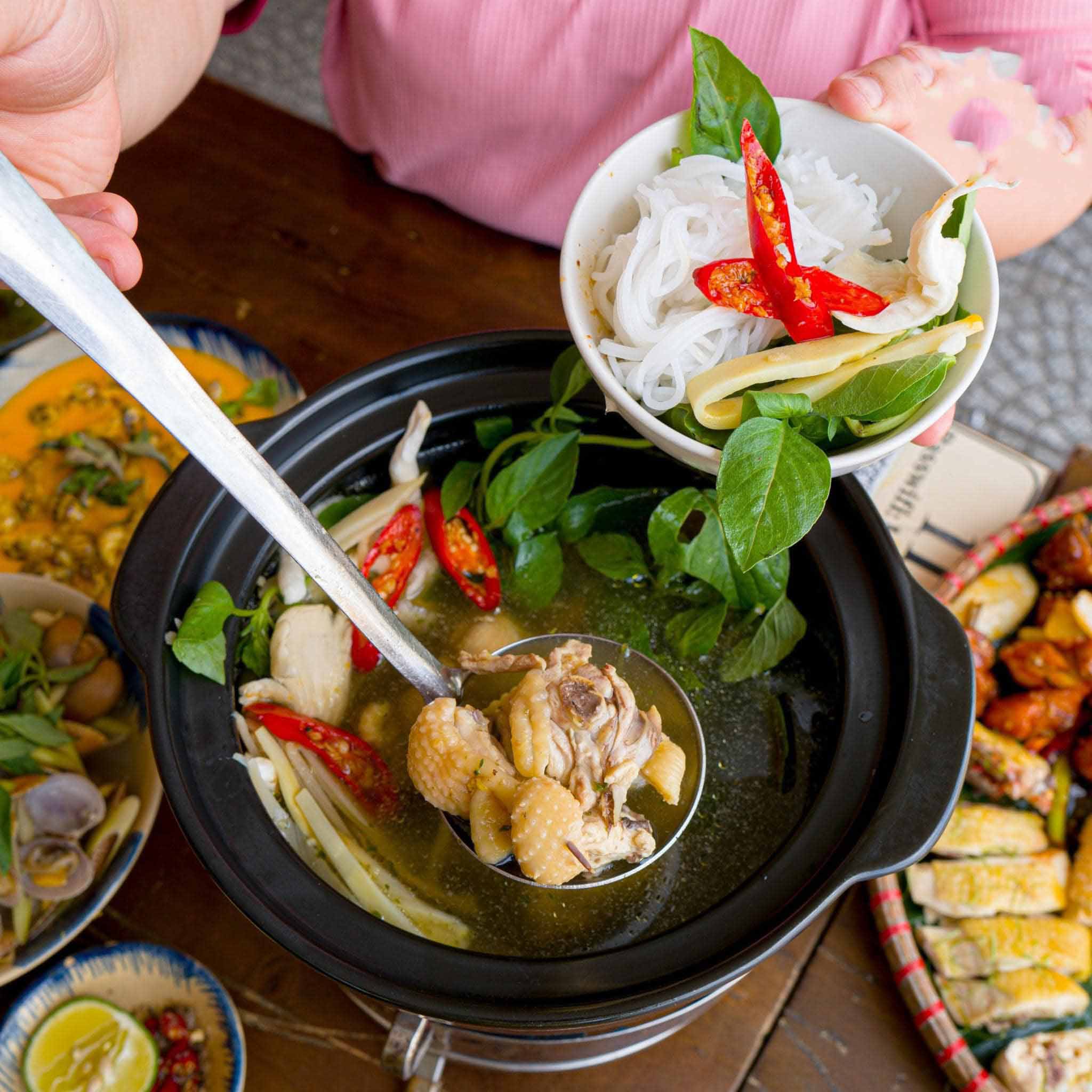 Món lẩu gà lá é thơm ngon tại quán lẩu gà 76