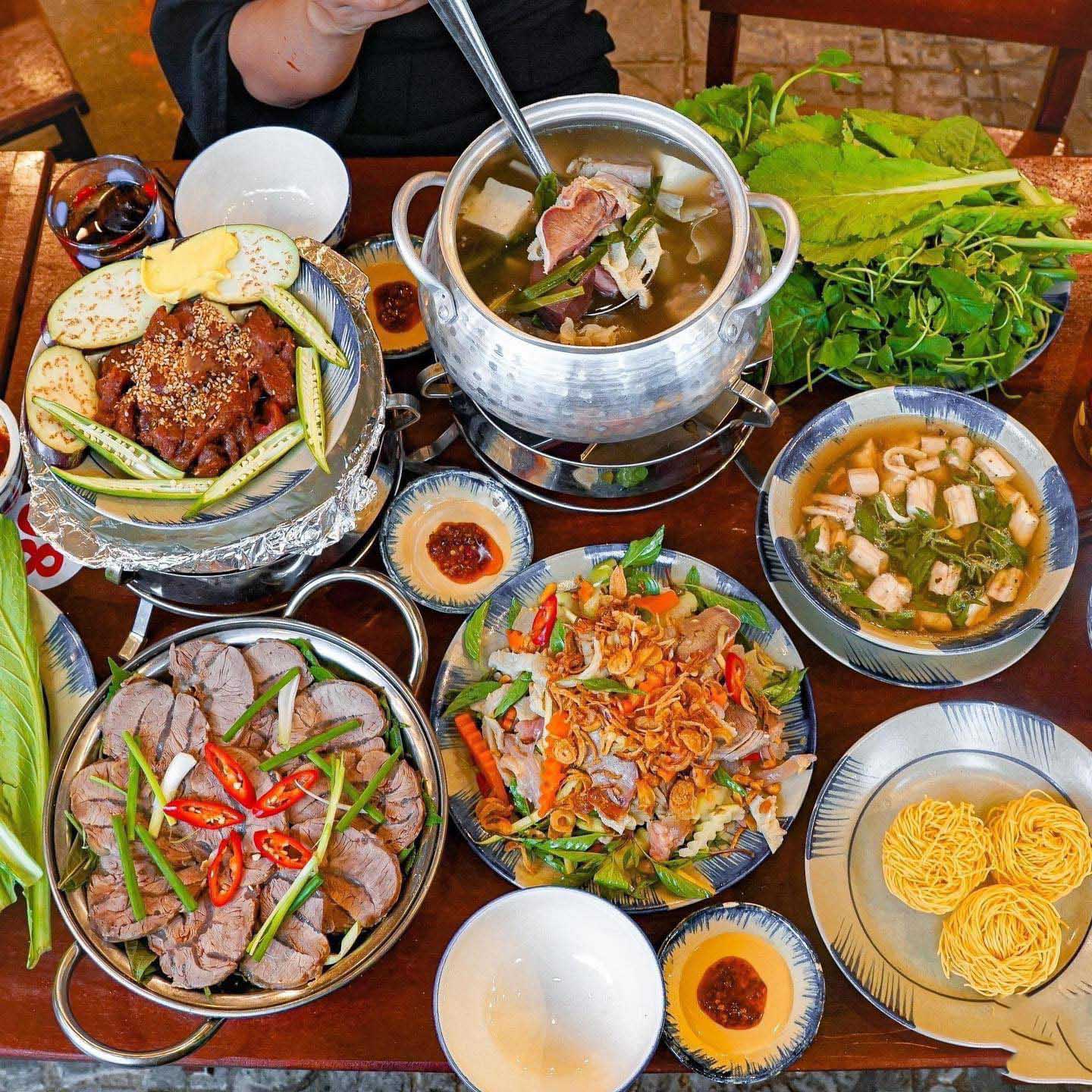 Quán lẩu Đà Nẵng Nhà Gỗ