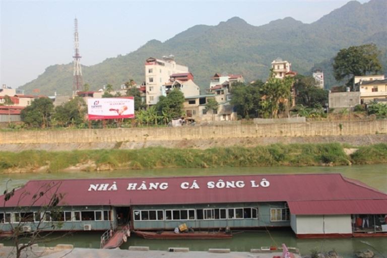 Nhà hàng Cá Sông Lô là một trong những nhà hàng có vị trí đắc địa và view sông cực đỉnh, đẹp nhất Hà Giang. 