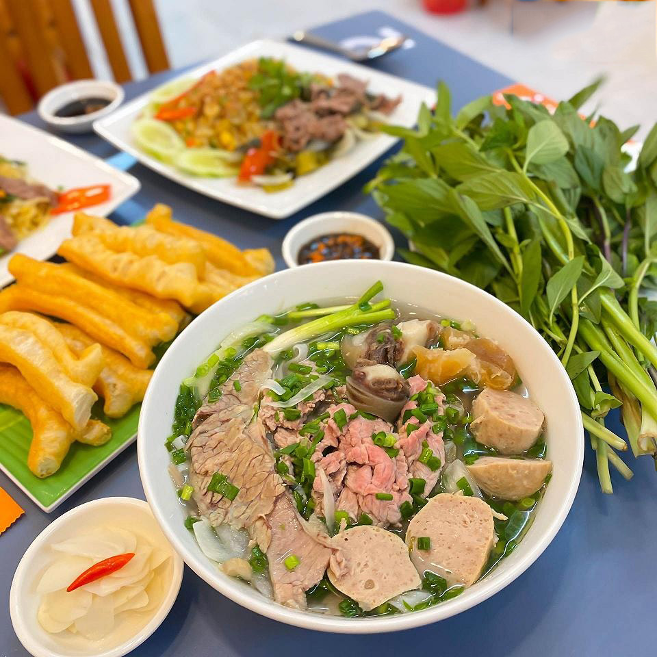 Phở Lý Quốc Sư có phần nước dùng trong, vị ngọt thanh