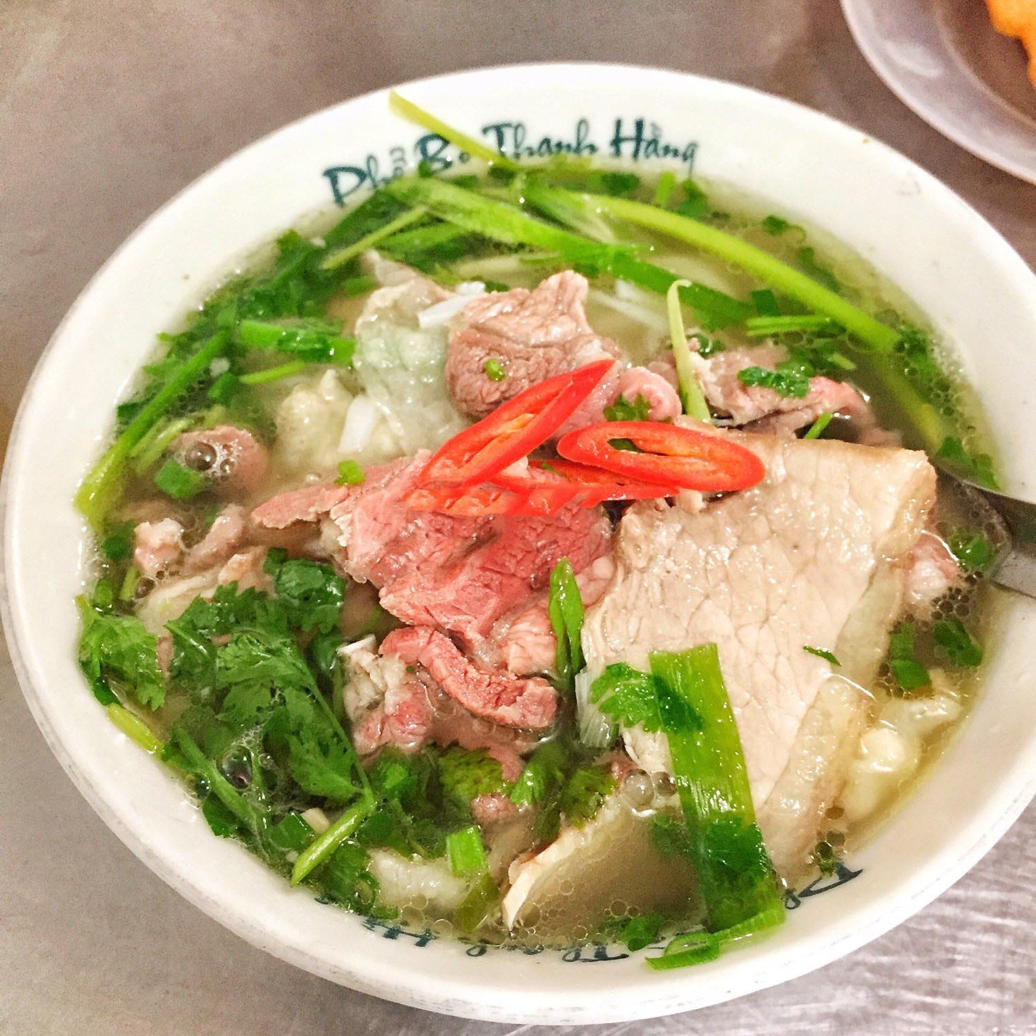 Phở gầu bò Thanh Hằng là quán phở lâu năm nằm trên phố Hoàng Hoa Thám 