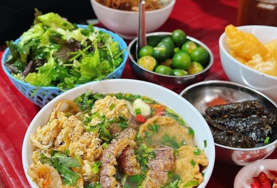 Một phần bánh đa đầy đặn tại quán Bánh Đa Cua Bể Ngõ 195 Cầu Đất