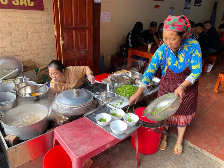 Bà Hà làm bánh cuốn từ loại gạo đặc sản Hà Giang, gạo được tuyển chọn rất kĩ lưỡng khiến cho bánh cuốn đạt chất lượng cao nhất. 