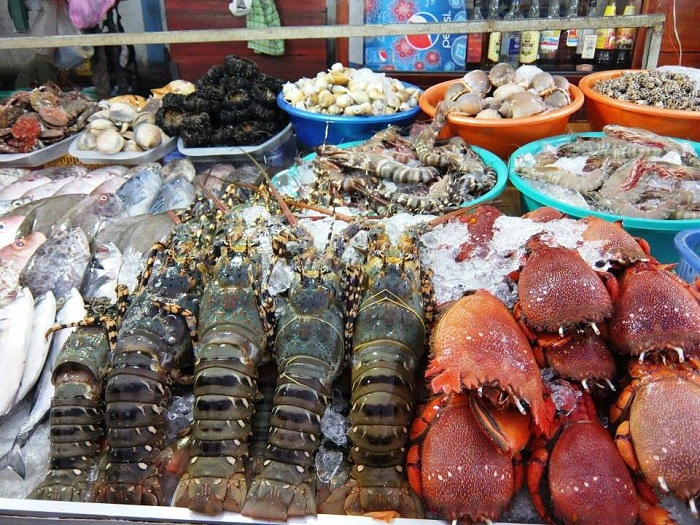 Quán hải sản 6 Ngô Sĩ Liên Nha Trang có nguồn nguyên liệu tươi sống, thơm ngon (Ảnh: Sưu tầm)