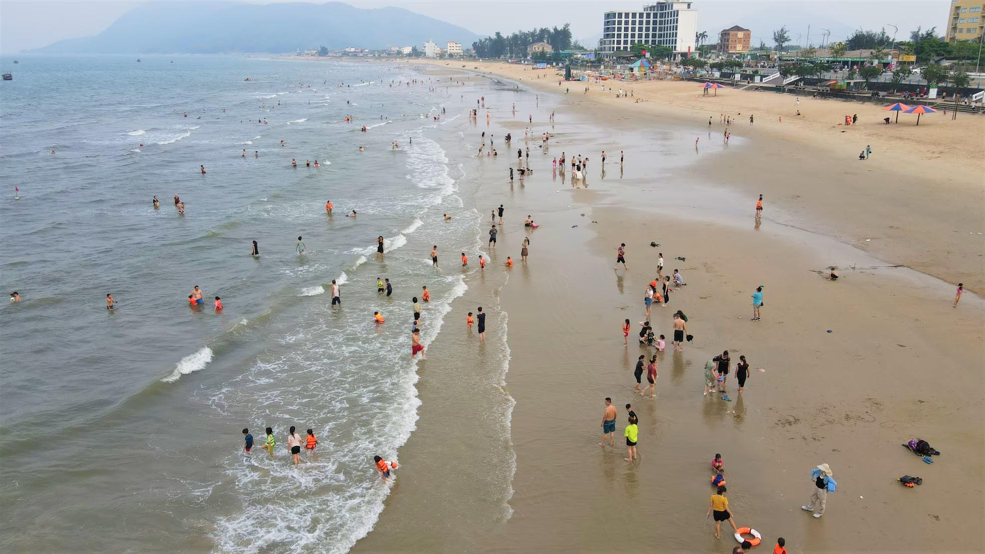 Tắm biển Thiên Cầm