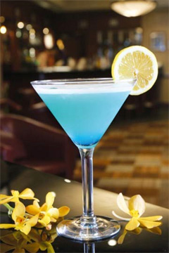 Cách pha chế cocktail: Blue fizz xanh biếc cho Giáng sinh