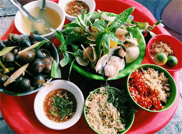 Tranh thủ thưởng thức ẩm thực đường phố Hà Nội nhân ngày lễ vắng vẻ