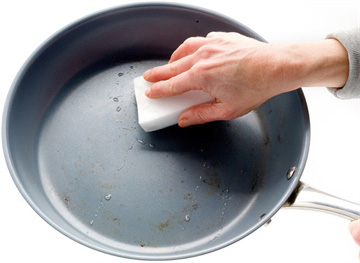 Tại sao không được rửa chảo chống dính ngay sau khi nấu?