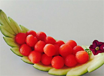 Cách tạo khay đựng hoa quả từ vỏ dưa hấu