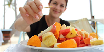 Ăn trái cây cùng với cơm, ăn trước hoặc ngay sau bữa ăn, liệu có tốt?