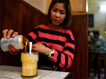 Sau cà phê trứng, báo nước ngoài bất ngờ với món bia trứng của người Hà Nội