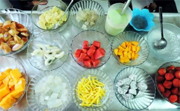 Lạ miệng với món chè trái cây “10 trong 1” ở Nha Trang