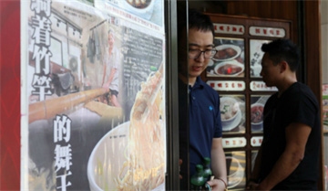 Khách xếp hàng dài vào tiệm mì 70 năm sắp đóng ở Hong Kong