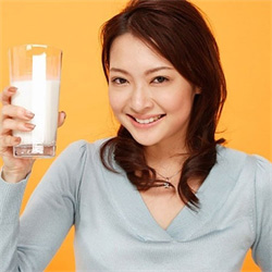 Phụ nữ nên uống bao nhiêu ly sữa/ngày?