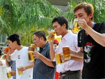 Người Việt uống rượu bia vô tội vạ 
