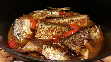 Cá bạc má kho lạt với cà chua ngon miệng cho bữa cơm gia đình