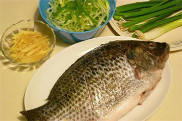 Cách làm món cá hấp với hành và gừng tươi ăn lấy hên đầu năm