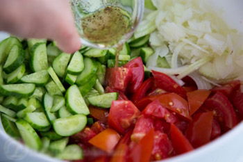 Cách làm salad dưa chuột cà chua giòn ngon thanh mát