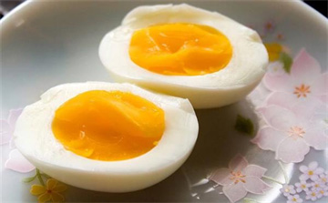 Cách luộc trứng có lòng đào đẹp mắt