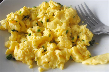 Cách làm món trứng trộn phô mai bằng lò vi sóng