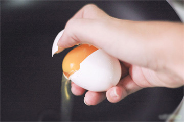 Đập trứng bằng một tay như đầu bếp chuyên nghiệp