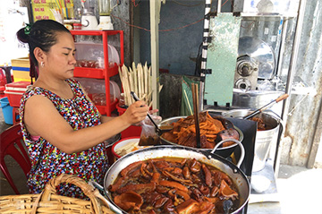 Bò phá lấu trong hẻm nhỏ Sài Gòn hút khách giữa trưa nắng