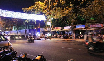 Âm hưởng thành phố Đà Nẵng về đêm qua ly cà phê ấm