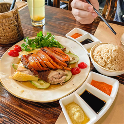 Độc đáo và ấn tượng với không gian thưởng thức món gà tuyệt ngon tại điểm đến hấp dẫn và chuyên biệt về ẩm thực gà ngon trứ danh mang tên: Kampong Chicken House Restaurant