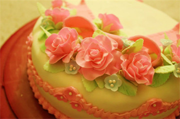 Trang trí bánh kem bằng hoa hồng làm từ fondant