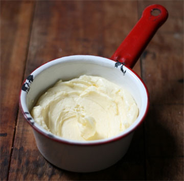 Thử làm bơ tươi từ kem whipping