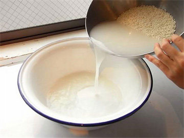 Mẹo dùng nước vo gạo rửa sạch xoong nồi bị rỉ sét bạn nên biết