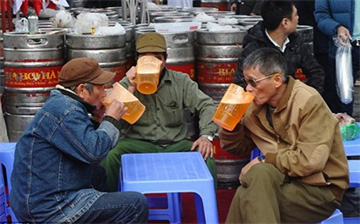 Văn hóa uống bia vỉa hè của người Việt lên báo Anh