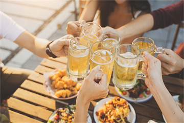 Lai rai cùng hội bạn với 17 quán nhậu vỉa hè Hà Nội giá rẻ, menu đa dạng