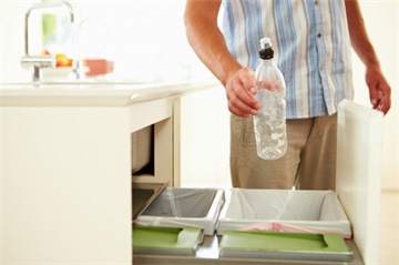 5 lý do không nên để thùng rác trong tủ bếp