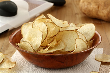 Giòn rụm snack khoai tây làm bằng lò vi sóng